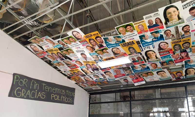 A falta de cielo raso: alumnos y docentes de la Técina Nº 471 colocaron boletas de precandidatos
