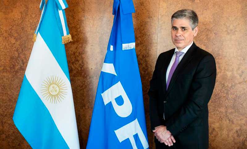 El presidente de YPF confía en que cumplirán con el congelamiento de precios de los combustibles
