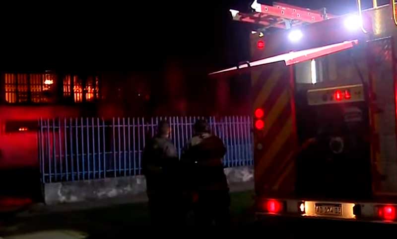 Pérdidas totales en una fábrica en zona sur a causa de un feroz incendio