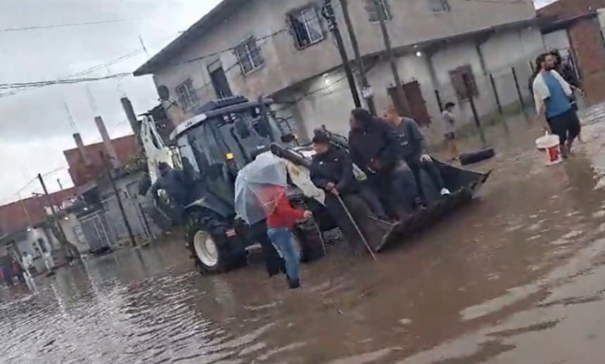 Las fuertes precipitaciones en La Plata provocaron inundaciones con evacuados