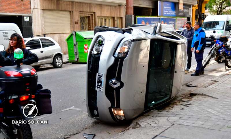 Choque y vuelco en pleno centro: un auto embistió a otro que estaba detenido en doble fila