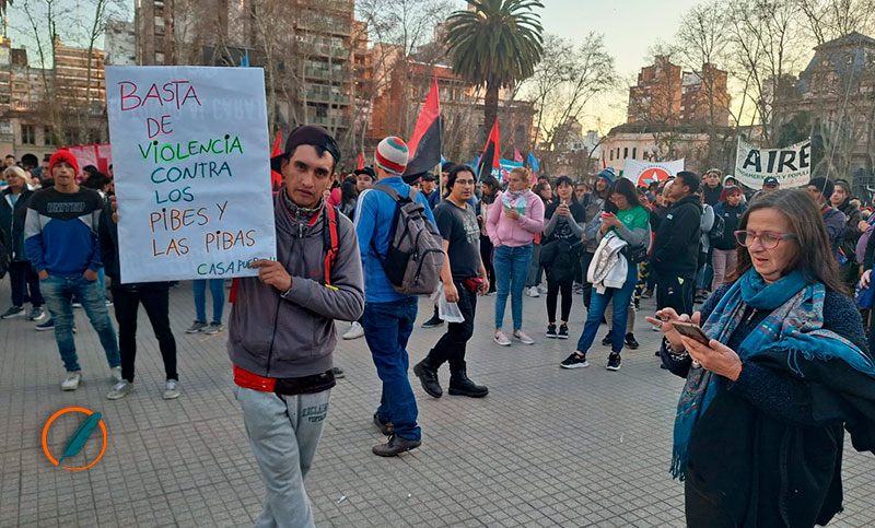 Cientos de personas marcharon bajo el lema “No es violencia institucional, es represión estatal”