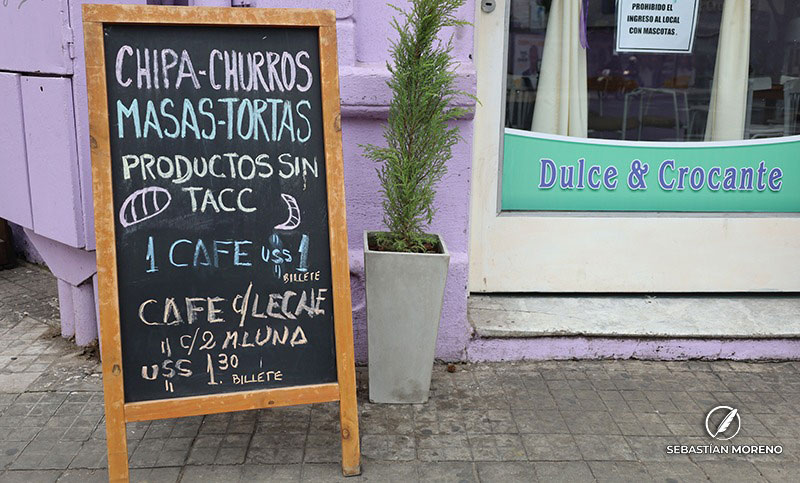 Cansado de la inestabilidad económica dolarizó el café