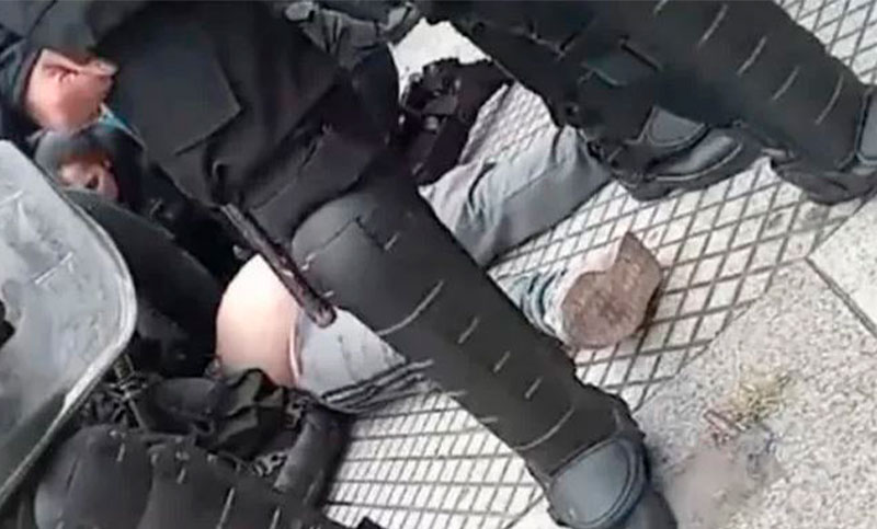 Un muerto y seis detenidos tras una represión en el Obelisco