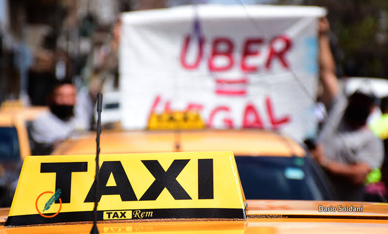 Taxistas denuncian que Uber funciona en Rosario sin ningún requerimiento técnico y municipal