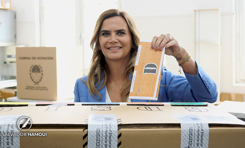 Amalia Granata emitió su voto y aseguró que en esta elección «se define más de lo mismo o la renovación»