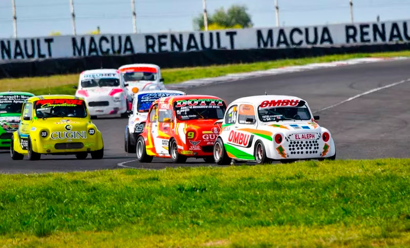 ¡Insólito! Ingresó a la pista y se desnudó en el final de una carrera de la categoría Fiat 600