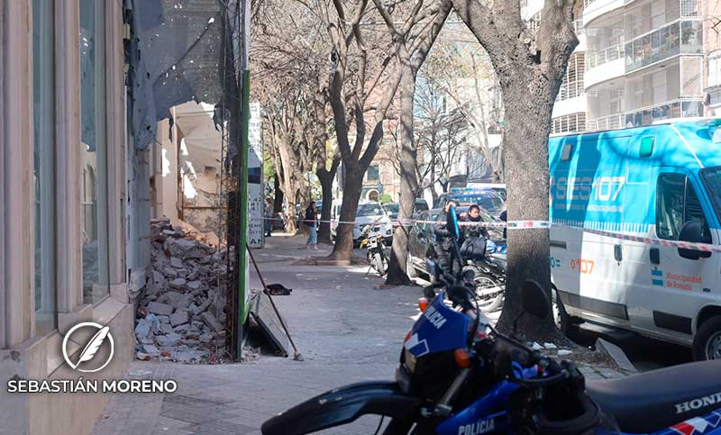 Derrumbe en el macrocentro: el trabajador alcanzado por los escombros sigue en «estado crítico»