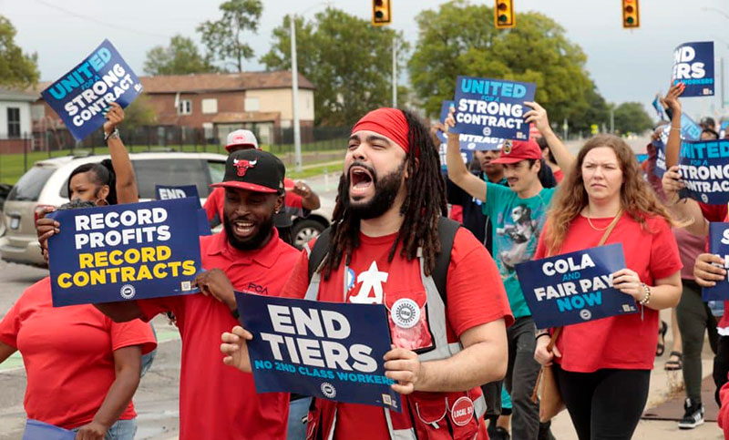 Trabajadores automotrices estadounidenses anunciaron la ampliación de la huelga en General Motors y Stellantis