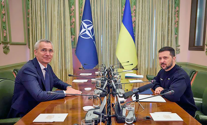 El jefe de la OTAN hace una visita sorpresa a Kiev y Zelenski aprovecha para reclamarle más armas
