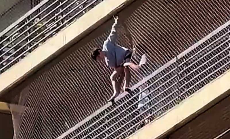 Milagroso rescate de un niño que quedó colgado de un balcón