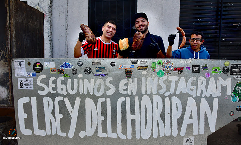 Dos hermanos, tercera generación de torneros, se hicieron virales con su carrito de choripán