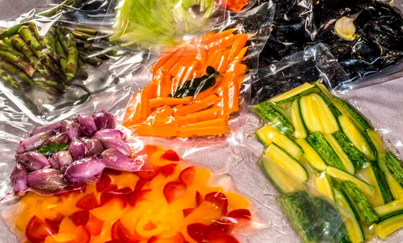 Frutas y verduras: se presentó un proyecto para que no se vendan en envoltorios plásticos