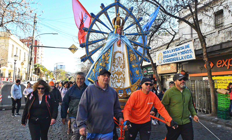 Miles de fieles se concentraron en San Cayetano para comenzar la peregrinación a Luján