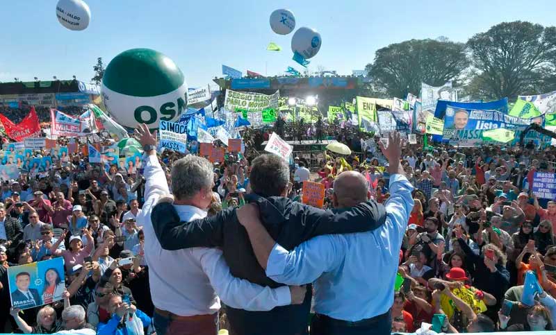 Massa encabezó un acto multitudinario junto a gobernadores