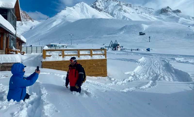 Una gran nevada tapa vehículos en Las Leñas y el paso Cristo Redentor continúa cerrado