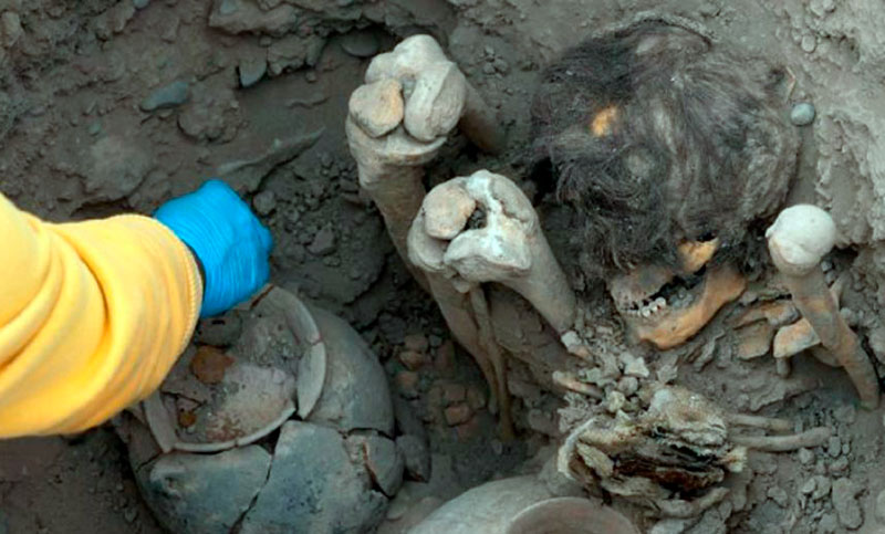 Encuentran una milenaria momia con su larga cabellera en perfecto estado en Perú