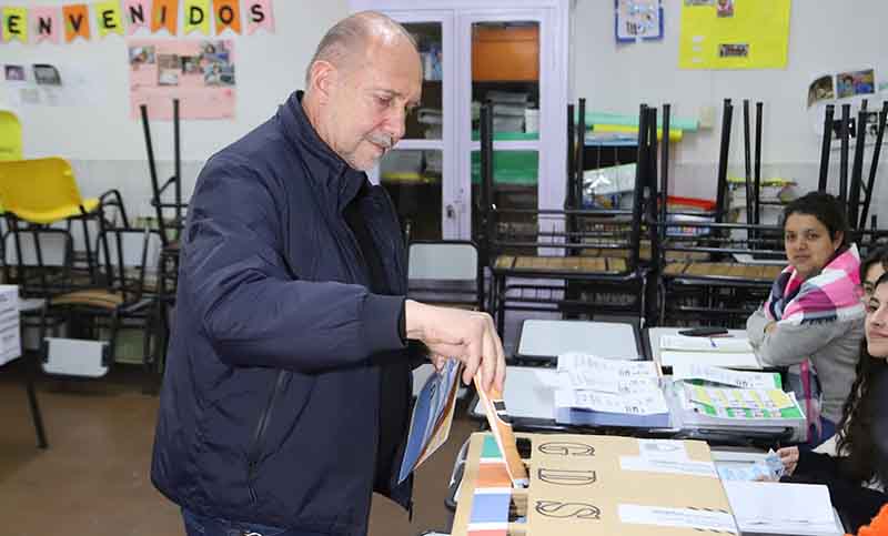 Perotti votó y destacó “el buen funcionamiento de las elecciones en toda la provincia”