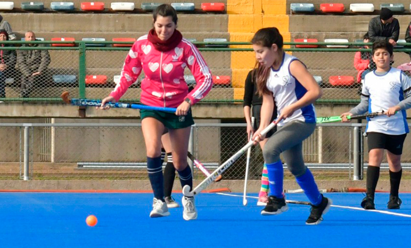 Encuentro juvenil de hockey sobre césped en el estadio Mundialista