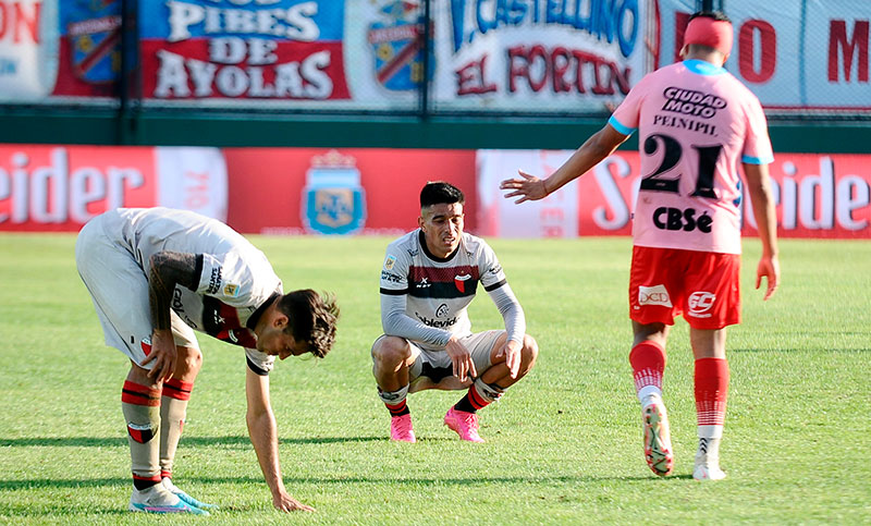 Colón perdió con Arsenal y quedó en zona de descenso