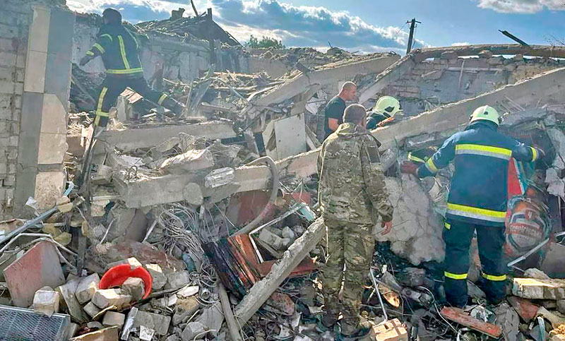 Mueren 49 personas por un bombardeo ruso a un pueblo de Ucrania