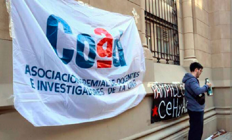 Los docentes universitarios de Rosario cuestionan el 12 % del aumento salarial acordado por Conadu