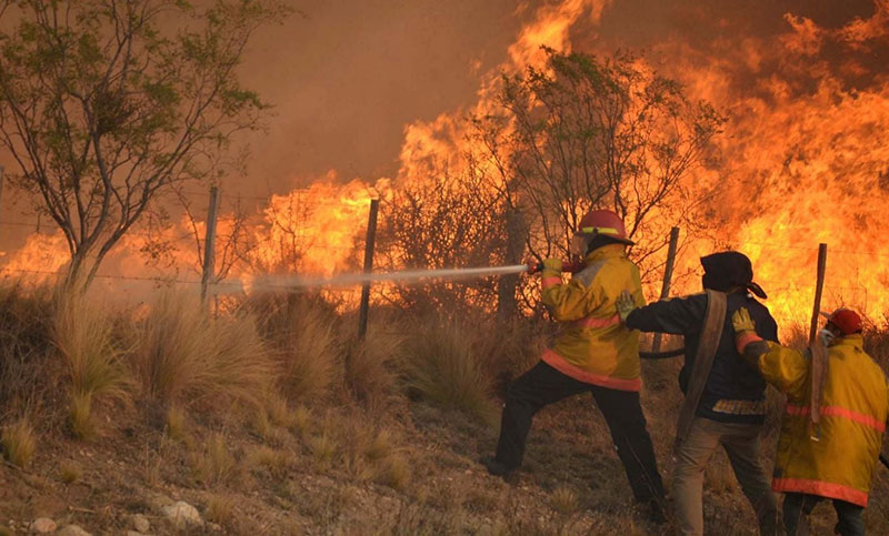 Un incendio forestal se desarrolla en el Valle de Traslasierra en Córdoba