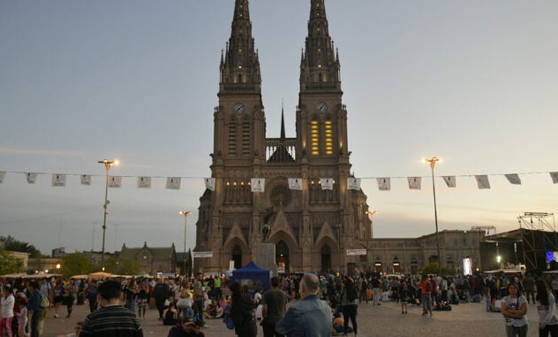 Miles de peregrinos llegaron a la Basílica de Luján para manifestar su fe