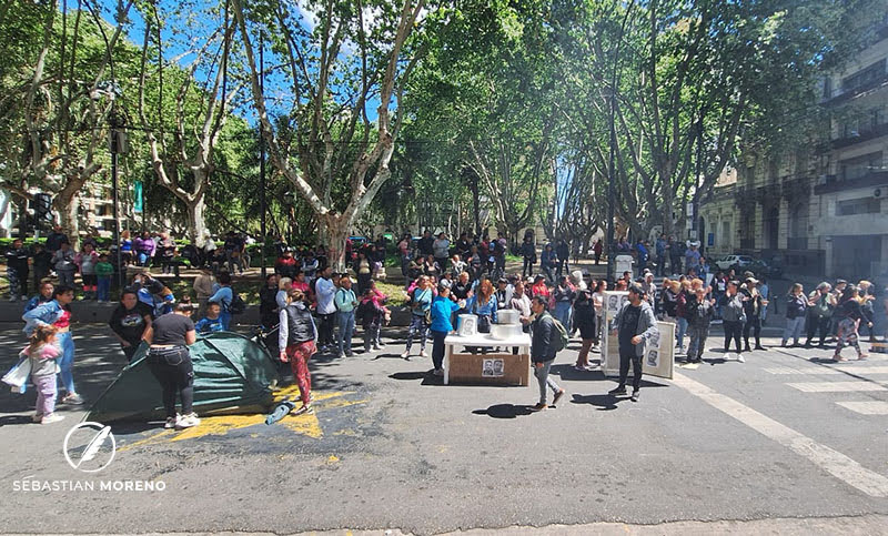 Acampan frente a la Municipalidad para denunciar que 400 personas no cobrarán el Potenciar Trabajo