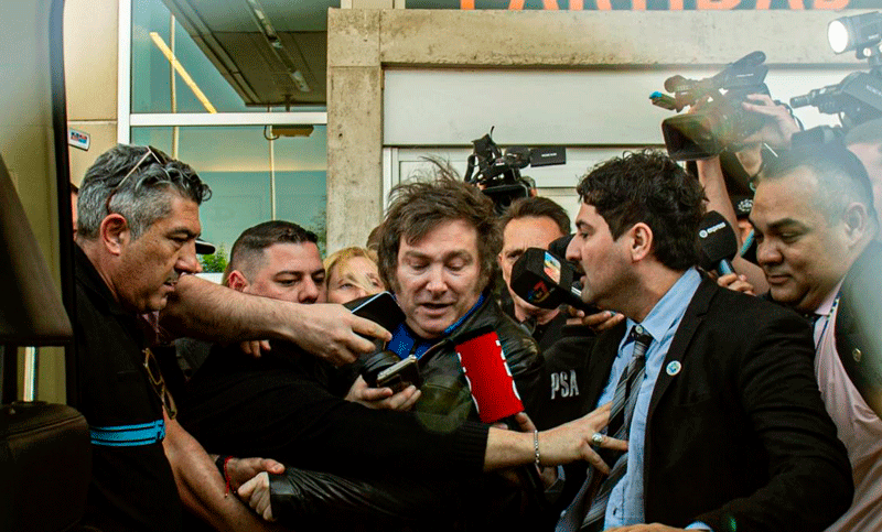 Milei se desentiende de la corrida cambiaria: «Los brutos hablan de expectativas, no digan payasadas»