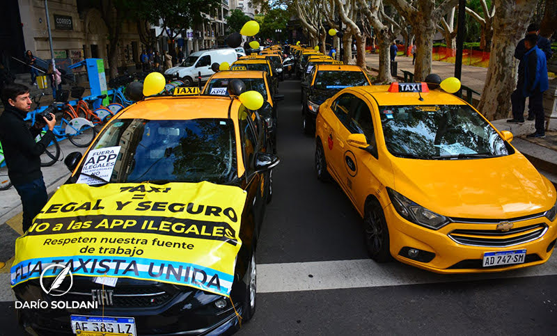Distintas asociaciones de taxistas expresaron su descontento por la falta de controles a Uber