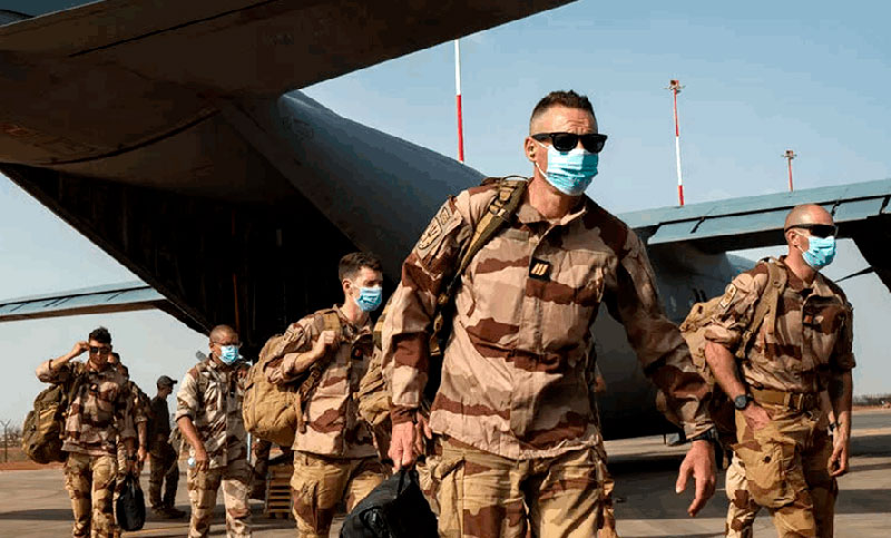 El primer contingente de soldados franceses abandona Níger