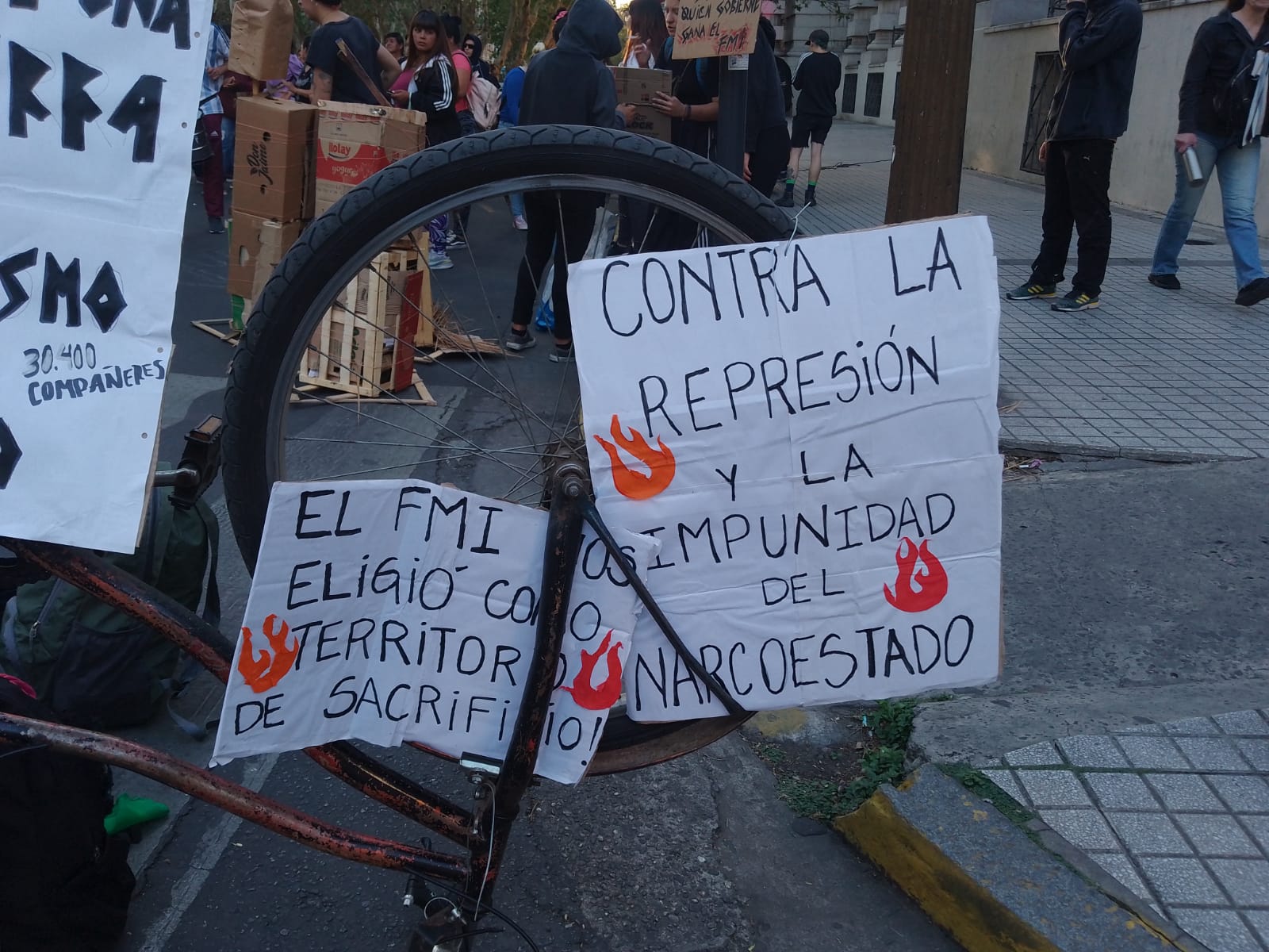 Una «Marcha de Fuego» movilizó a sectores de la izquierda que marcharon hasta el Concejo Municipal