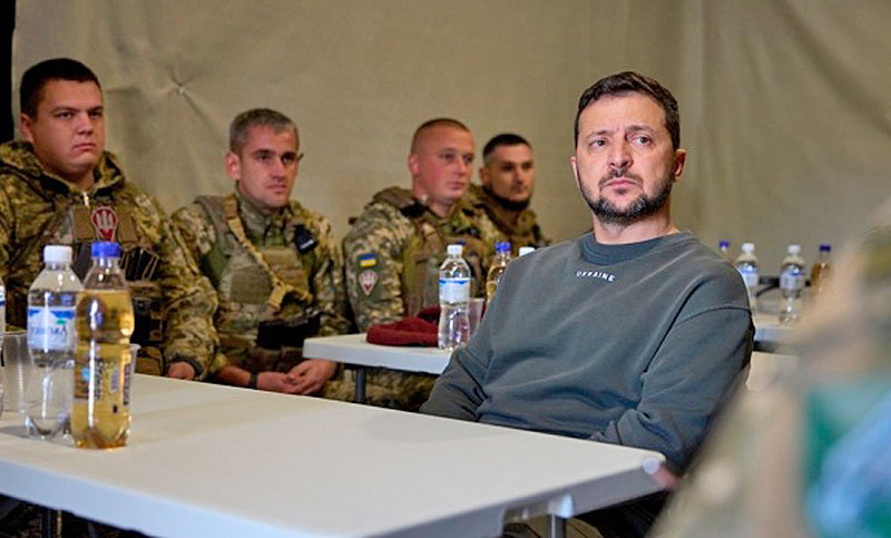Zelenski visita el frente de guerra y Rusia insiste en que la contraofensiva ucraniana no avanza