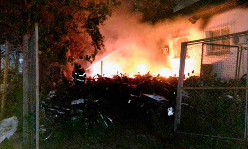 Incendio en la Agencia de Investigación Criminal: afectó zonas de vehículos secuestrados y oficinas