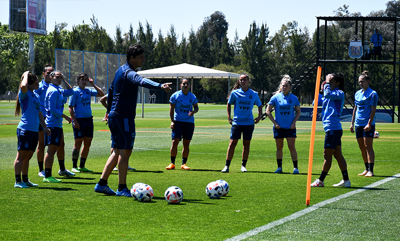 La selección femenina se prepara en Santiago para afrontar el Panamericano