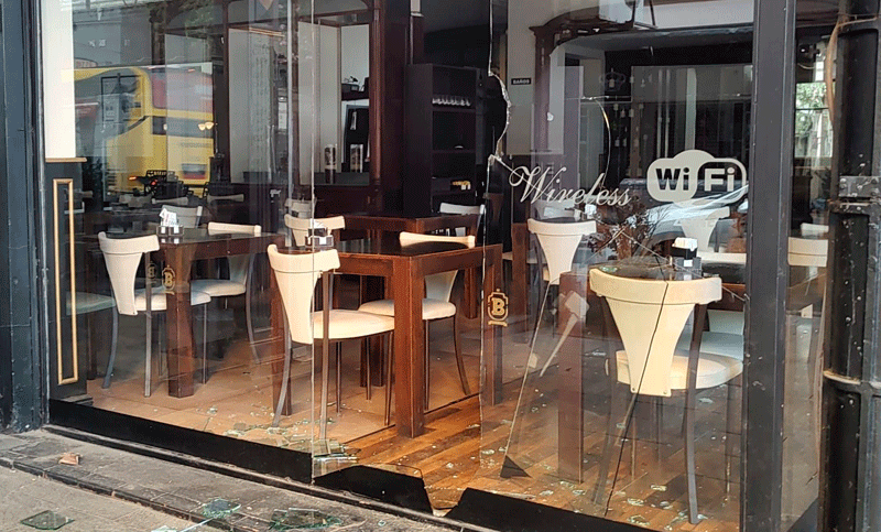 Pleno centro: rompieron el vidrio de un piedrazo y se llevaron la recaudación