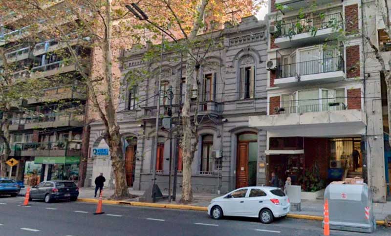 Rompen una reja y dos presos se fugan caminando por la puerta de una comisaría en Recoleta