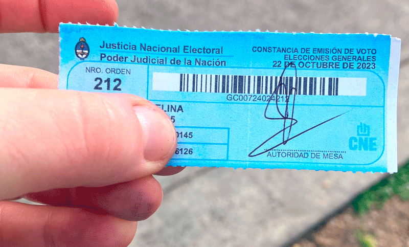 En el Día Nacional del Derecho a la Identidad electores comparten su foto votando en las redes