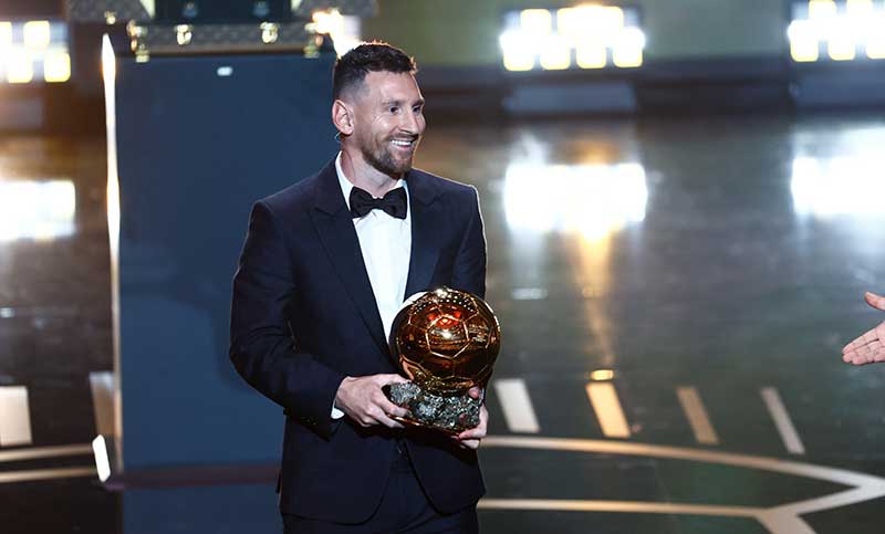 Premio al mejor del mundo: Messi recibió su octavo Balón de Oro