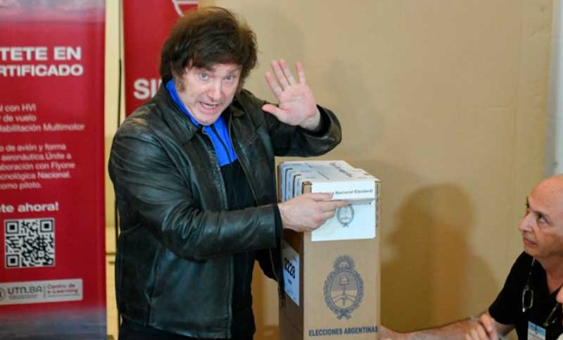 Rodeado de cientos de personas que le expresaron su apoyo, Javier Milei emitió su voto
