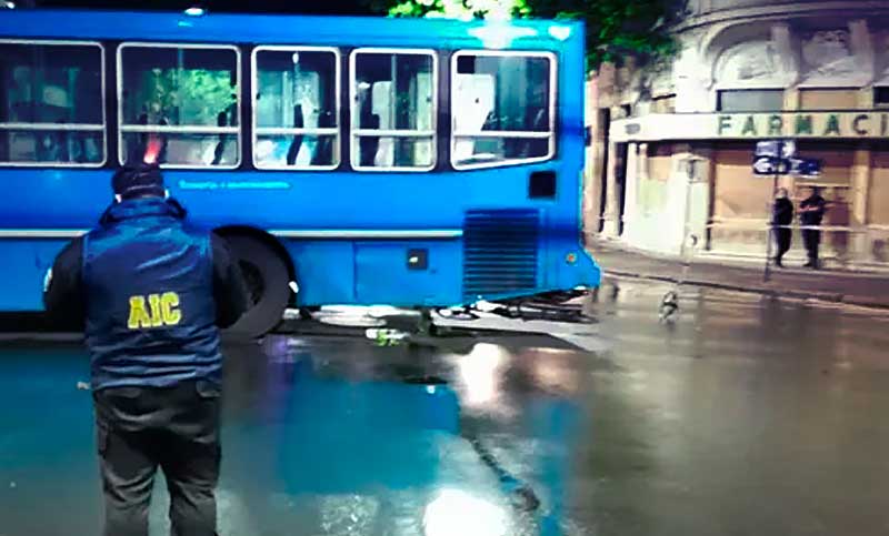 Siniestro fatal: un motociclista falleció tras chocar con un colectivo