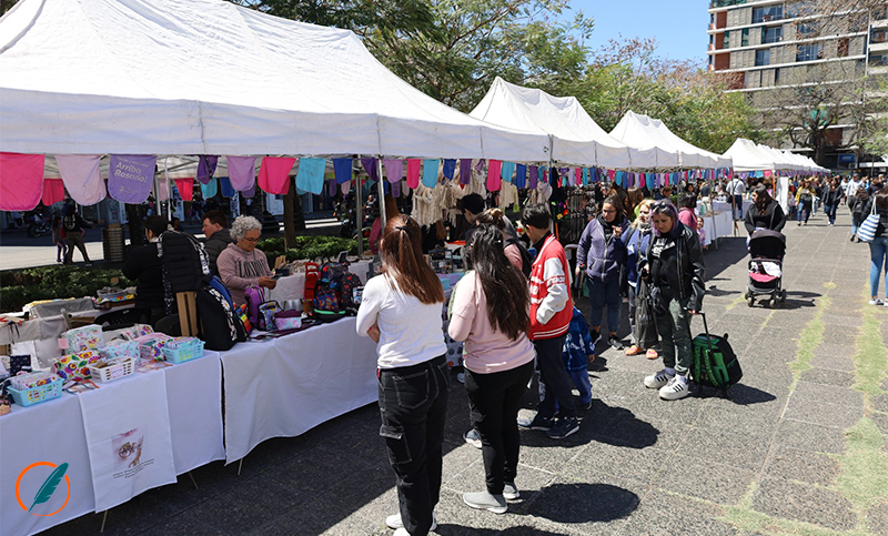 Gran feria artesanal en Plaza Sarmiento previo al Día de la Madre