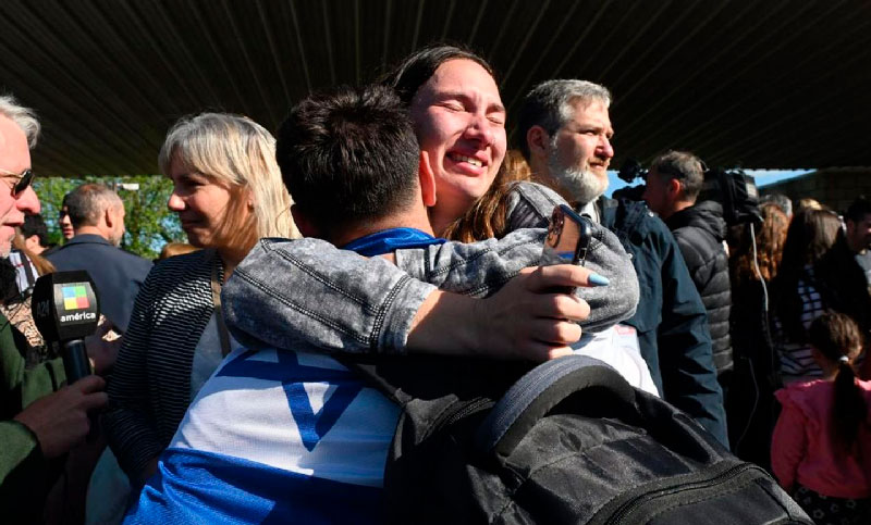 Llegó el tercer vuelo de Aerolíneas con argentinos repatriados de Israel