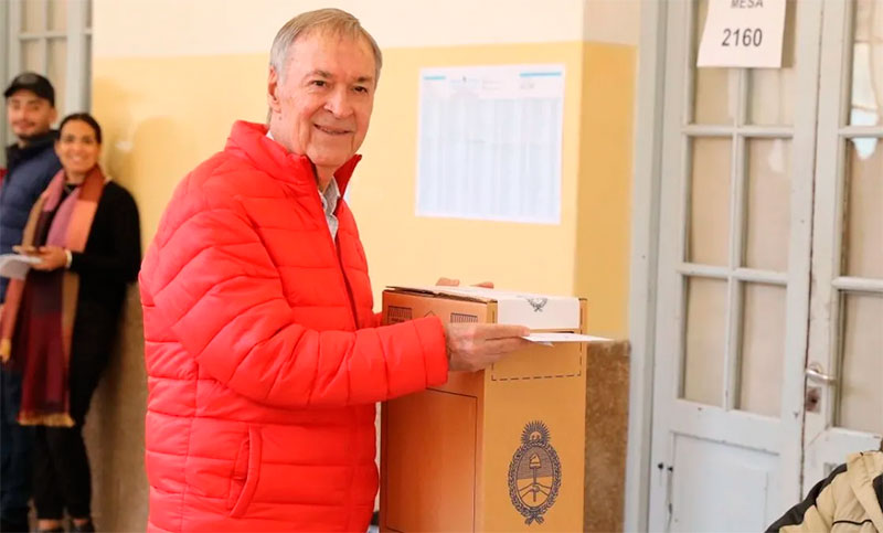 Juan Schiaretti emitió su voto y aseguró que «se define que Argentina vamos a tener en el futuro»