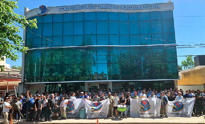 Trabajadores de la cooperativa portuaria de Puerto General San Martín realizan un abrazo solidario