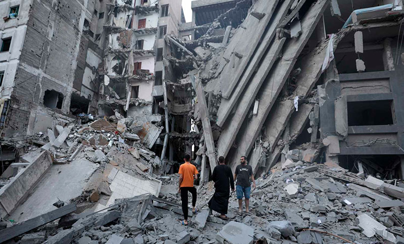 Israel volvió a bombardear Gaza y continúan los combates alrededor del mayor hospital en la zona