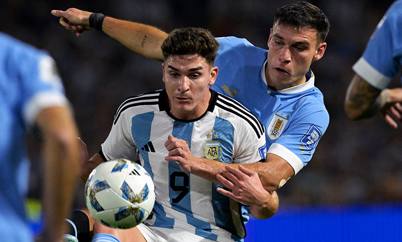 Argentina fue sorprendida por el buen juego de Uruguay y perdió 2 a 0