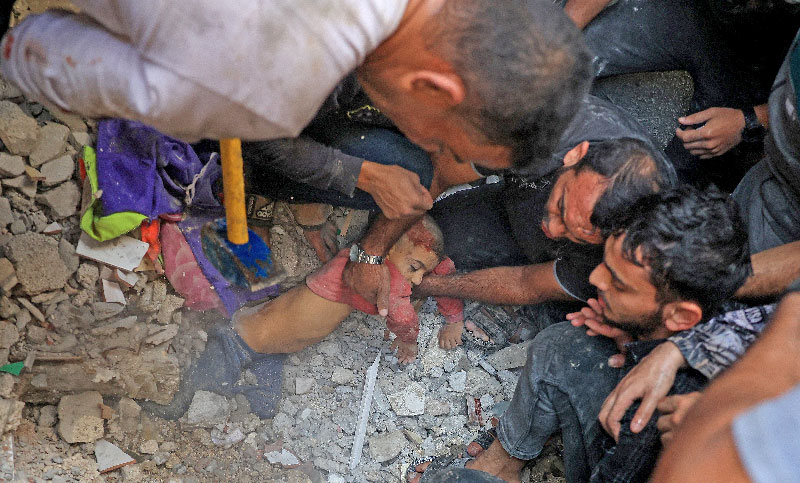 Ataques israelíes dejan más de 100 muertos en Gaza, incluyendo a periodista y 40 familiares suyos