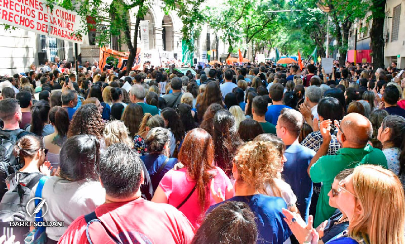 Una masiva concurrencia frente al Hospital Provincial reclamó por seguridad y por condiciones de trabajo